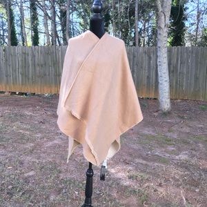 💥NEW💥  Warm wrap in contrasting colors.